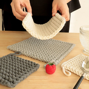 Sous-verres carrés en coton faits à la main, couleur unie, tapis isolants thermiques tissés pour table, blanc cassé, gris foncé, gris clair - Product Image 4