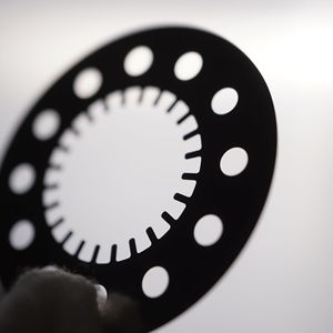 Anillo de junta metálica con procesamiento personalizado para equipos de corte de microagujeros con marcado láser e integración de placa de identificación - Product Image 1