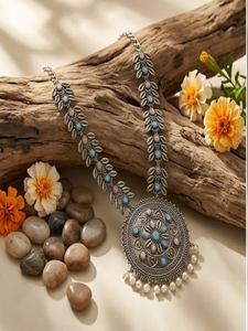 DIVYORO Collier avec pendentif floral en argent oxydé avec accents de pierres pastel, bijoux ethniques tribaux bohèmes faits à la main pour femmes - Product Image 3