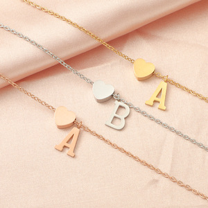 Collana con Ciondolo a Cuore e Lettera in Inglese in Acciaio Inossidabile, Moda Europea e Americana Trendy per Bambini e Donne - Product Image 4