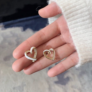 Orecchini a Perno da Donna a Forma di Cuore in Resina con Zirconi, Gioielli alla Moda per Uso Quotidiano - Product Image 5