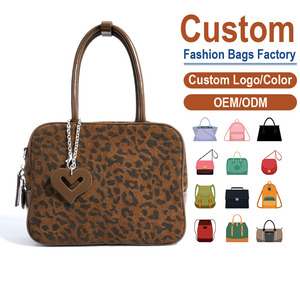Bolso bandolera de gamuza auténtica con estampado de leopardo – Adorno de corazón y detalles de cadena, correa ajustable |   Personalizable - Product Image 1
