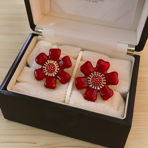 Nuovi <span class=keywords><strong>Orecchini</strong></span> Retrò Semplici Placcati Oro con Piccole Margherite Colorate in Smalto Rosso, Nero e Bianco per Donne - Product Image 4