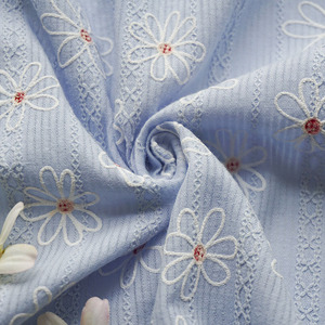 Tissu en coton imprimé avec broderie florale - Product Image 1