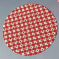 Lampe de table moderne et simple en tissu à carreaux rouges avec abat-jour à carreaux vichy pour la décoration de la chambre à coucher et du salon
