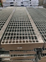Marches d'escalier en acier antidérapant galvanisé pour escaliers métalliques extérieurs