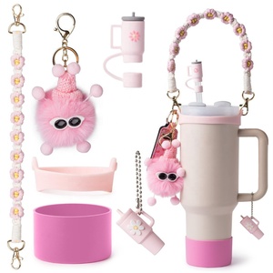 Nouveaux accessoires pour tasses : Pendentif corde de transport, Capuchon de paille en silicone motif fleur, Chaîne avec pendentif boule en peluche, Décoration de tasse. Sans tasse ni paille. - Product Image 5
