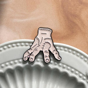 Decoración de Halloween americana Europea Adam Family American Drama estilo de gesto Horror divertido Pin de grabado de fundición de Metal - Product Image 2