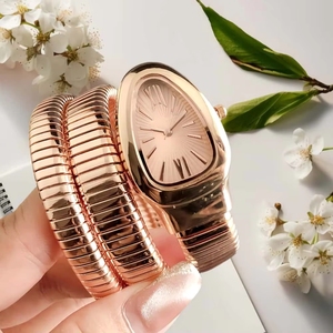 นาฬิกาข้อมือผู้หญิงแบรนด์ดัง รุ่นขายดี ดีไซน์หรู สายหนังลายงู หน้าปัดทรงรี ตัวเลขโรมันสีทอง สไตล์วินเทจ - Product Image 5