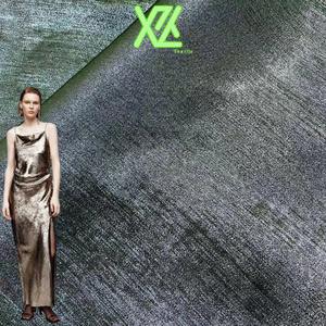 재고 있음 메탈릭 글리터 골드 포일 쉬폰 폴리에스터 리본, 드레스 및 가운용 프레이드 엣지 실크 느낌 원단 - Product Image 5