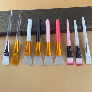 Pinceau applicateur de masque facial en silicone avec manche en plastique, doux pour les masques de nuit et les masques à la boue - Product Image 1