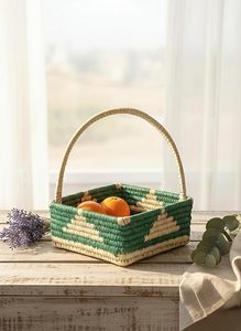 Cesta de hierba tejida a mano con ribete festivo y asa, verde y beige, ecológica y elegante para almacenamiento. - Product Image 2