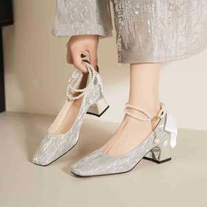 Zapatos de Tacón Alto con Punta Cuadrada y Correa en el Tobillo con Perlas, Modelo Mary Jane 5688M, Forro de Satén, Cómodos para Bodas - Product Image 2