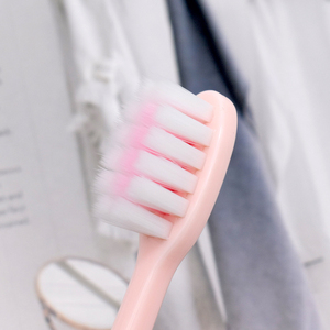 工厂批发家用一次性牙刷，软质 PBT 刷毛，TPR 塑料手柄，常规尺寸，清洁高效 - Product Image 3