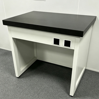Table de laboratoire professionnelle antichoc avec plateau en marbre stable, base en acier et prise de courant intégrée