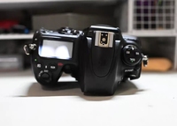 Pour appareil photo reflex numérique D700 (boîtier uniquement) - Capteur CMOS 12MP, carte SD, écran 2-3 pouces, stabilisation optique de l'image, batterie au lithium