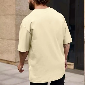 เสื้อยืดผู้ชาย ผ้าฝ้าย 100% ผ้าถักเนื้อแน่น ออกแบบโลโก้ได้ตามต้องการ คุณภาพระดับพรีเมียม คอโอเวอร์ไซส์ ทรงหลวม ไหล่ตก สไตล์สตรีทแวร์ แบบเรียบ - Product Image 2