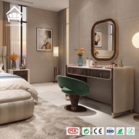 Suite de chambre d'hôtel villa moderne et minimaliste couleur crème avec lit à ailes en cuir capitonné, coiffeuse et chaise verte – Personnalisation complète de la maison