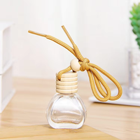 Mini bouteille de parfum de voiture suspendue de 14ml bouteille de diffuseur de voiture d'arôme en verre transparent avec corde de bouchon en bois