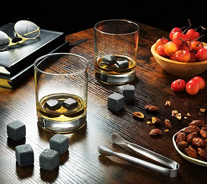 vaso de whisky y piedras con caja de madera