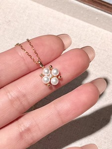 เครื่องประดับ UM เงินแท้ 925 ชุบทอง 18K จี้รูปใบโคลเวอร์ประดับมุกน้ำจืดและเพทายสีขาว สร้อยคอสำหรับงานหมั้นและงานแต่งงาน เหมาะสำหรับทุกเพศทุกวัย สวมใส่ได้ทุกวัน - Product Image 4