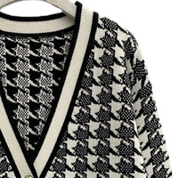 Cárdigan de punto estilo tweed con cuello en V para mujer, suéter con estampado de pata de gallo en blanco y negro, ribete en contraste, botones metálicos dorados y bolsillos de parche.