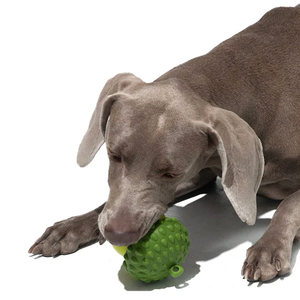 Dispensador Interactivo de Golosinas para Perros, Pelota de Silicona con Forma de Piña para Masticar, Dispensador de Comida para Mascotas Divertido y Libre de BPA - Product Image 2