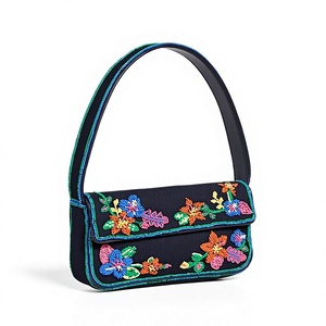 Sac bandoulière tendance fait main avec motif fraise perlé, sac à main mode pour femme, design perles de verre rouges et vertes - Product Image 5