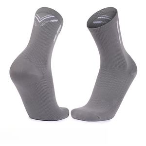 Chaussettes de cyclisme en laine mérinos avec logo personnalisé, chaussettes de sport respirantes de haute qualité pour hommes et femmes, chaussettes thermiques - Product Image 5