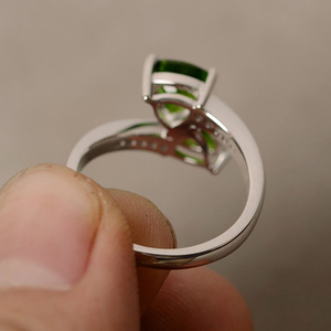 Huitan Tam Giác Sáng Tạo Thiết Kế Màu Xanh Lá Cây Pha Lê Cubic Zirconia Ngón Tay Nhẫn Đối Với Phụ Nữ Đám Cưới Tính Khí Bạc Mạ Nhẫn <span class=keywords><strong>OEM</strong></span> - Product Image 3