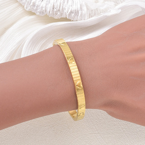 Pulseras y brazaletes finos de oro de 18k, circulares, refinados, pulidos, resistentes al óxido, con decoración de corazón moderna y distintiva de grano rayado, atemporales. - Product Image 3
