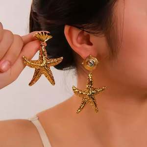 Pendientes de estrella de mar de acero inoxidable distintivos de doble gota, impermeables, chapados en PVD de 18K, sensación de verano por excelencia para mujer - Product Image 4