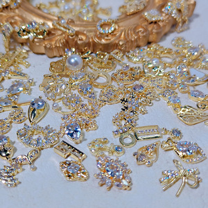 10 pièces d'accessoires de bijoux pour ongles de style aléatoire, breloques 3D en alliage métallique doré et zircon de luxe, strass en vrac pour nail art - Product Image 5