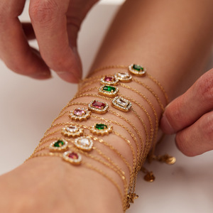 Bracciale da donna di lusso leggero con catena a maglie e zirconi a cuore, in acciaio inossidabile placcato oro 18K, stile INS transfrontaliero, con girasole quadrato - Product Image 2