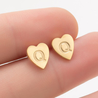 Boucles d'oreilles clous en acier inoxydable plaqué or 18 carats PVD, non ternissant, avec petit cœur et initiales 26 lettres, pour femmes, vente en gros