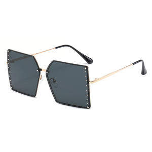 Lunettes de soleil Qianai pour femmes, monture carrée large, monture dorée, verres PC, protection UV400, type 3, style tendance et à la mode - Product Image 3