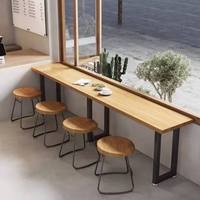 Table basse industrielle en bois massif Uyiem pour les magasins de proximité, les snack-bars, les pubs, les salons de thé - Ensemble de chaises longues et étroites