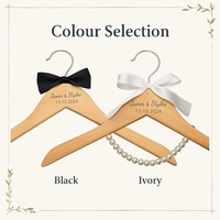 Lot de cintres de mariage stylisés en bois dur lisse de 38 cm/44,5 cm avec nœud papillon noir pour marié, idéal comme cadeau pour future mariée