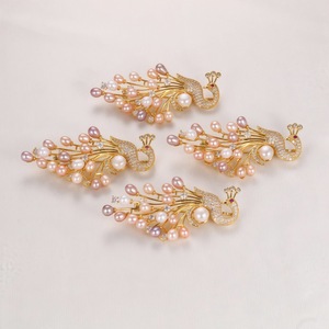 Broche en perles d'eau douce de 5 mm de Zhuji, plaquée or sur cuivre, avec zircon incrusté, style paon, fleur de poitrine avec motif en forme de goutte - Product Image 1