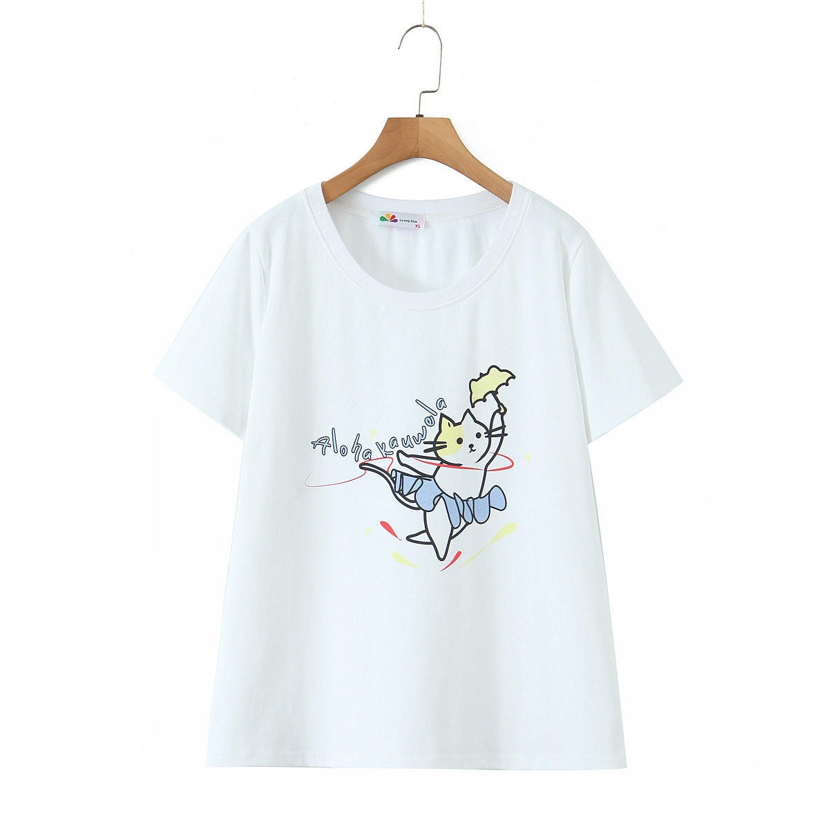 เสื้อยืดแขนสั้นสีขาว