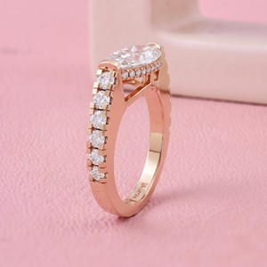 Anillo de compromiso solitario de diamante talla oval East West con halo oculto y banda pavé para joyería fina nupcial moderna - Product Image 3