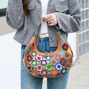 Bolso de mujer de cuero genuino con flores empalmadas en colores, adecuado para un solo hombro, cuerpo cruzado y transporte a mano - Product Image 1