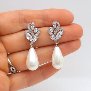 Boucles d'oreilles pendantes en or blanc E3084, perles de culture AAA, forme goutte d'eau, sertissage griffe, bijoux de mariage classiques pour femme - Product Image 1
