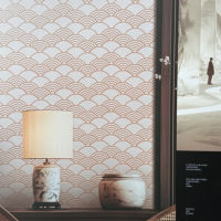 Wallpaper Non Woven untuk Kamar Tidur, Ruang Tamu, Hotel, Sekolah, Aula & Rumah Sakit - Dekorasi Dinding Latar Sofa yang Nyaman