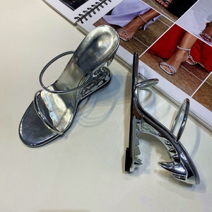 Sandales à talons compensés pour femme, à bout carré ouvert, à forme de dents originales, à bride unique, style mules - Product Image 4