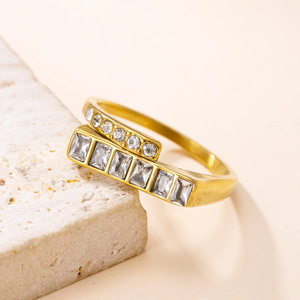 Bague minimaliste irrégulière en acier inoxydable plaqué or 18 carats avec cristaux CZ carrés et ronds, empilable, pour femme - Product Image 3