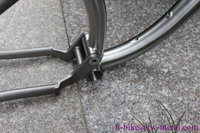 XACD a fabriqué un cadre de vélo à suspension en titane avec des embouts de tige de pédalier UDH et un tube de direction ID52.