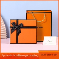 Boîte cadeau rigide magnétique en papier enduit orange de luxe avec matériaux recyclés pour chaussettes, emballage personnalisé avec logo
