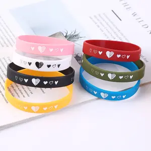 Fournisseurs Bracelet en silicone cadeau pas cher personnalisé pour enfants Bracelet en silicone avec logo en caoutchouc unicolore en relief