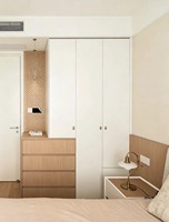 Armoire de style crème avec compartiment de rangement latéral ouvert, placard intégré sur mesure pour chambre à coucher